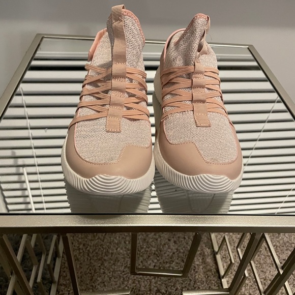 Pink sneakers - Picture 3 of 6